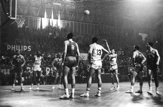 Emiliano Rodríguez esegue un tiro libero osservato da Robbins, Aiken, Pieri, Masini, Luyk, Chubin e Vianello.  